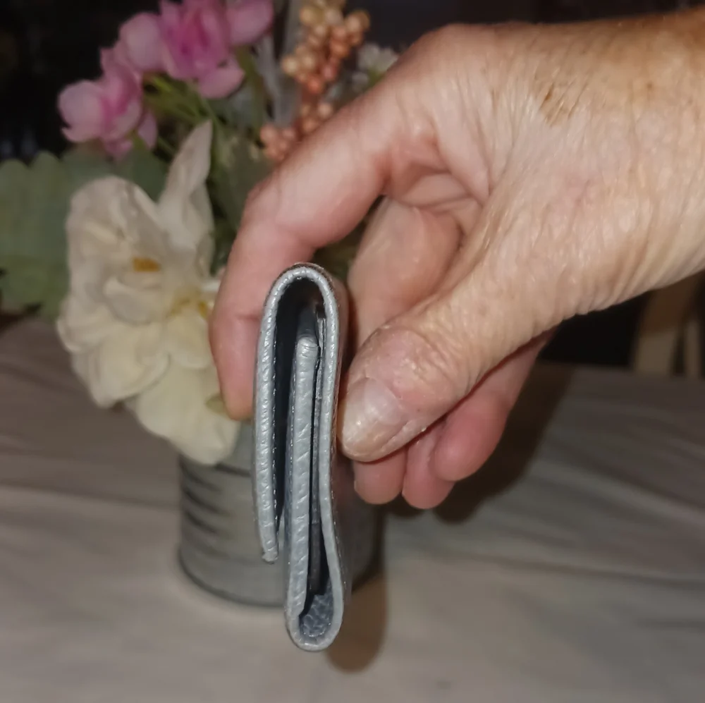 Gucci Gray Leather Tri-Fold Wallet Keyholder. - Picture 3 of 8